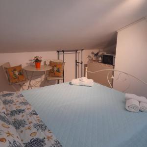 アヴォラにあるVilla sul mare DON TOTO'のタオルが敷かれた大きなベッドのある寝室