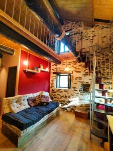 ein Wohnzimmer mit einem Sofa und einer Treppe in der Unterkunft il Bosco in Roccaforte Mondovì