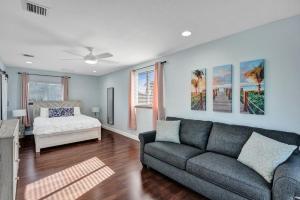 una sala de estar con un sofá y una cama en Hot Tub! Roof Top! Firepit! Boat Dock!, en Fort Lauderdale 36 fotos más