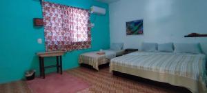 Postel nebo postele na pokoji v ubytování Villas del Carmen Hostal