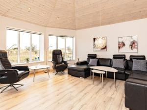 sala de estar con sofá, sillas y mesas en 10 person holiday home in Saltum, en Saltum