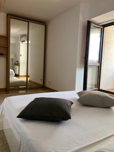 ブカレストにあるStudio Confort 2の大きな白いベッド(枕2つ、鏡付)
