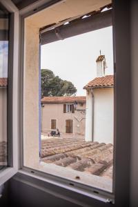 Aussicht aus einem Fenster eines Gebäudes in der Unterkunft Auberge Sainte Marguerite in La Garde