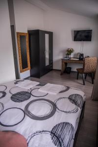 um quarto com duas camas e uma mesa com televisão em Auberge Sainte Marguerite em La Garde