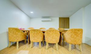 una sala conferenze con tavolo e sedie di Treebo Trend Elvis Inn, Chandivali a Mumbai