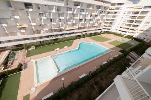 an aerial view of a apartment building with a swimming pool at Bahía de Águilas in Águilas