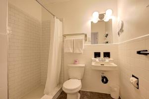 biała łazienka z toaletą i umywalką w obiekcie The Windsor Hotel by Hoco Hotels Collection w mieście Stratford