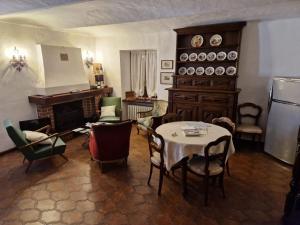 a living room with a table and chairs at Chalet nelle vigne in Novello