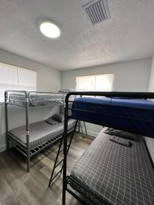 Pokój z 2 łóżkami piętrowymi w pokoju w obiekcie Wynwood Beds w Miami