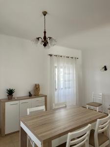 una sala da pranzo con tavolo e sedie in legno di Vila Mar Central ad Albufeira