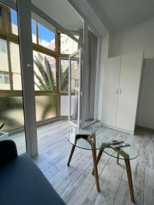 A seating area at PALMERAS 102
