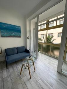 A seating area at PALMERAS 102