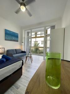 A seating area at PALMERAS 102