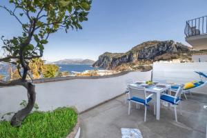 stół i krzesła z widokiem na ocean w obiekcie My home Capri F w mieście Capri