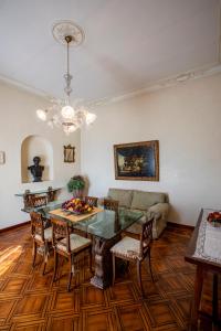 uma sala de estar com uma mesa e cadeiras e um sofá em Villa Liberty a soli 20km da Venezia em Mira