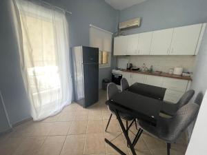 Kuchyň nebo kuchyňský kout v ubytování Nikea apartment near Piraeus port and metro st II