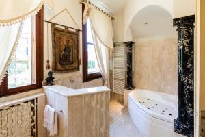 Phòng tắm tại Villa Liberty Venezia -Jacuzzi and Gardens- Dimora Storica a soli 20km da Venezia +64 ảnh