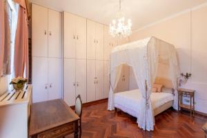 - une chambre avec un lit à baldaquin dans l'établissement Villa Liberty a soli 20km da Venezia, à Mira