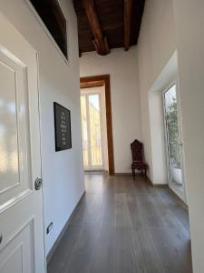 un pasillo vacío con una puerta y una silla en La bella vita luxury apartament and travel solution, en Nápoles