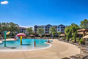 - une piscine dans un complexe avec une aire de jeux dans l'établissement Bayside Resort Rental in Selbyville 6 Mi to Beach, à Selbyville