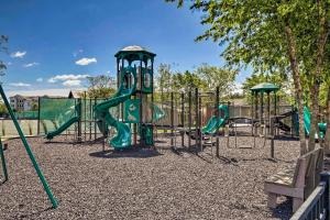 - une aire de jeux avec toboggan dans un parc dans l'établissement Bayside Resort Rental in Selbyville 6 Mi to Beach, à Selbyville