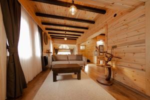 a living room with a couch and a table at Abant Yayla Dağevi in Dereceören