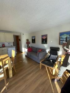 un salon avec un canapé et une table dans l'établissement Vue splendide Mont Blanc, à Saint-Gervais-les-Bains