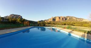 uma grande piscina com montanhas ao fundo em Camping Bungalows Armalygal em Murillo de Gállego