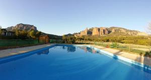 una gran piscina con montañas en el fondo en Camping Bungalows Armalygal, en Murillo de Gállego