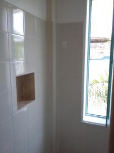 Uma casa de banho em Delphinus Inn