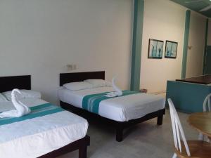 Uma cama ou camas num quarto em Delphinus Inn