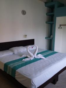 Uma cama ou camas num quarto em Delphinus Inn