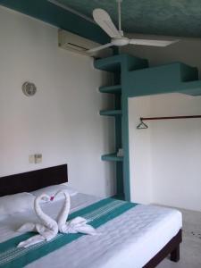 Uma cama ou camas num quarto em Delphinus Inn