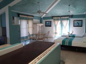 Uma cama ou camas num quarto em Delphinus Inn