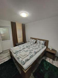 1 dormitorio con 1 cama grande y edredón blanco en Smile apartments, en Sighişoara