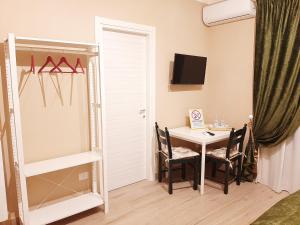 聖尼古拉拉斯特拉達的住宿－Carmen's Home，配有桌椅和镜子的客房