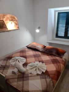 1 dormitorio con 1 cama con toallas en Villa Eva Šestanovac, Katuni, Omiš, en Šestanovac