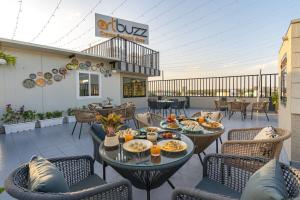eine Terrasse mit einem Tisch mit Essen darauf in der Unterkunft The Social Stays Jaipur formerly ArtBuzz in Jaipur + 37 Fotos