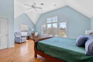 Schlafzimmer mit einem Bett und einem Deckenventilator in der Unterkunft Relaxing Hideaway - Spacious Home in Spring Hill