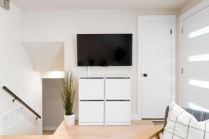 uma sala de estar com uma televisão na parede em Modern Home near Salt Lake's Attractions em Salt Lake City