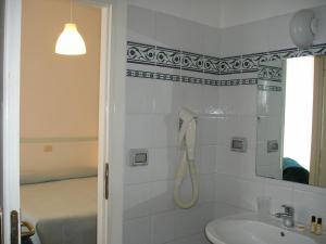 y baño con ducha, lavabo y espejo. en Locanda Mari, en Ponza