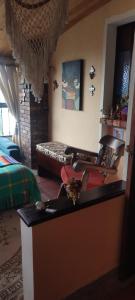 - un salon avec un canapé et une table dans l'établissement El Pedregal Sopó, à Sopó
