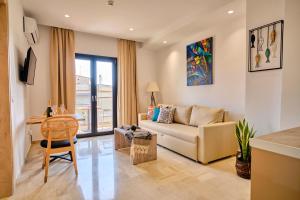 TV a/nebo společenská místnost v ubytování Sunflower Suites Gouvia Corfu