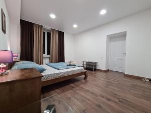 Tempat tidur dalam kamar di 2-room Luxury Apartment on Sobornyi Avenue 192, by GrandHome