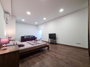 duży pokój z łóżkiem i telewizorem w obiekcie 2-room Luxury Apartment on Sobornyi Avenue 192, by GrandHome w mieście Zaporoże