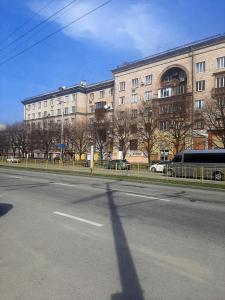 una sombra de un poste en una calle frente a un edificio en 2-room Luxury Apartment on Sobornyi Avenue 192, by GrandHome, en Zaporozhye