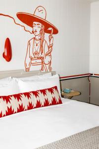 Mancos的住宿－梅薩維德汽車旅館，一张带有铁丝网的女人画的床铺