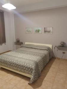 モンデッロにあるAntigone Holiday Houseの白い部屋のベッドルーム1室(ベッド1台付)