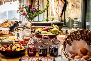 einen Tisch mit Früchten und anderen Lebensmitteln darauf in der Unterkunft Landgoed Overste Hof in Landgraaf