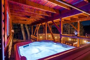 uma grande banheira de hidromassagem no exterior de uma casa em Luxury cabin, hot tub, slopes, lake & VIEWS! em Fawnskin